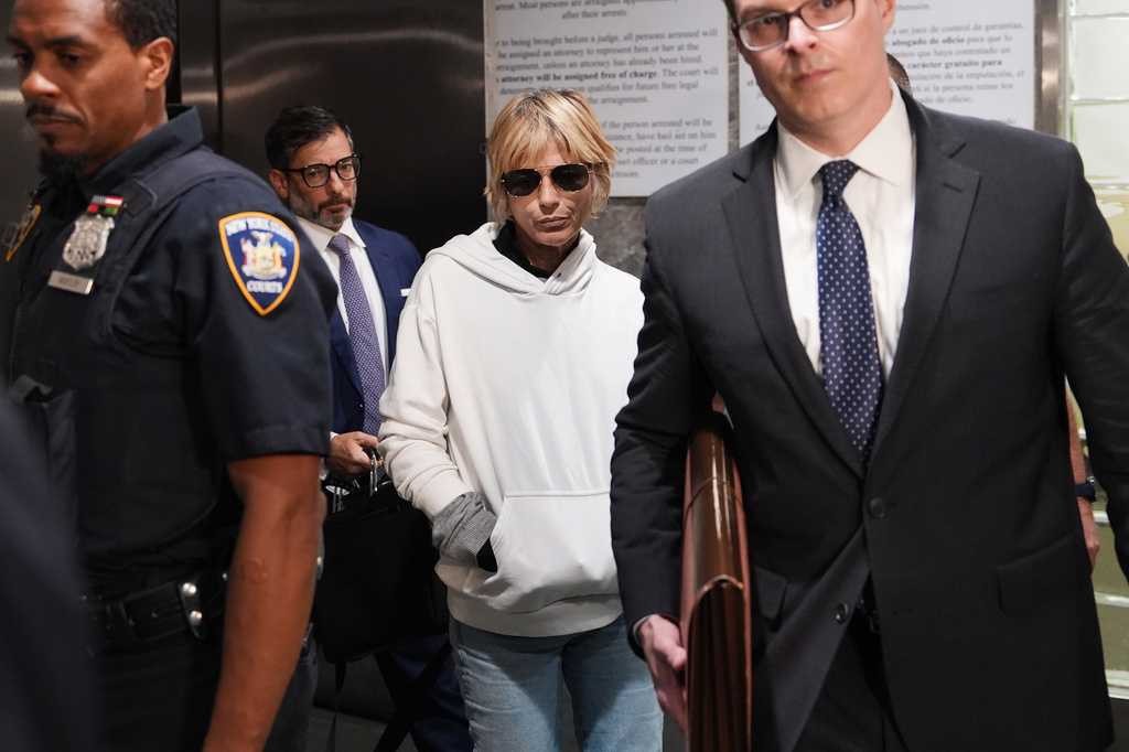 Selma Blair arrested in NYC after alleged flight assault, charged with kicking officer, nurse after — WESH 2 Orlando