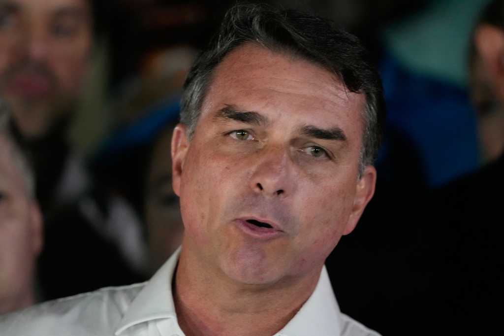 Defeated Brazilian presidential candidate Flávio Bolsonaro and his family land in Miami — WESH 2 Orlando